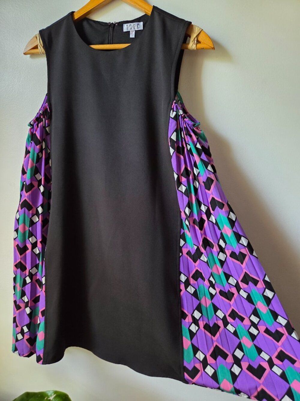 EUC LIKE NEW TCEC BLACK AND GEOMETRIC PRINT SWING SHORT DRESS SIZE SMALL - Picture 2 of 16